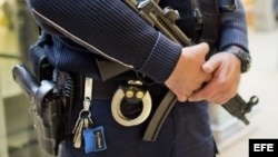 Un agente de la policía alemana fuertemente armado vigila…