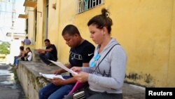 Migrantes cubanos chequean sus documentos mientras esperan para aplicar al asilo y el estatus de refugiado en México, Tapachula. ( Reuters/José Torres/Archivo)