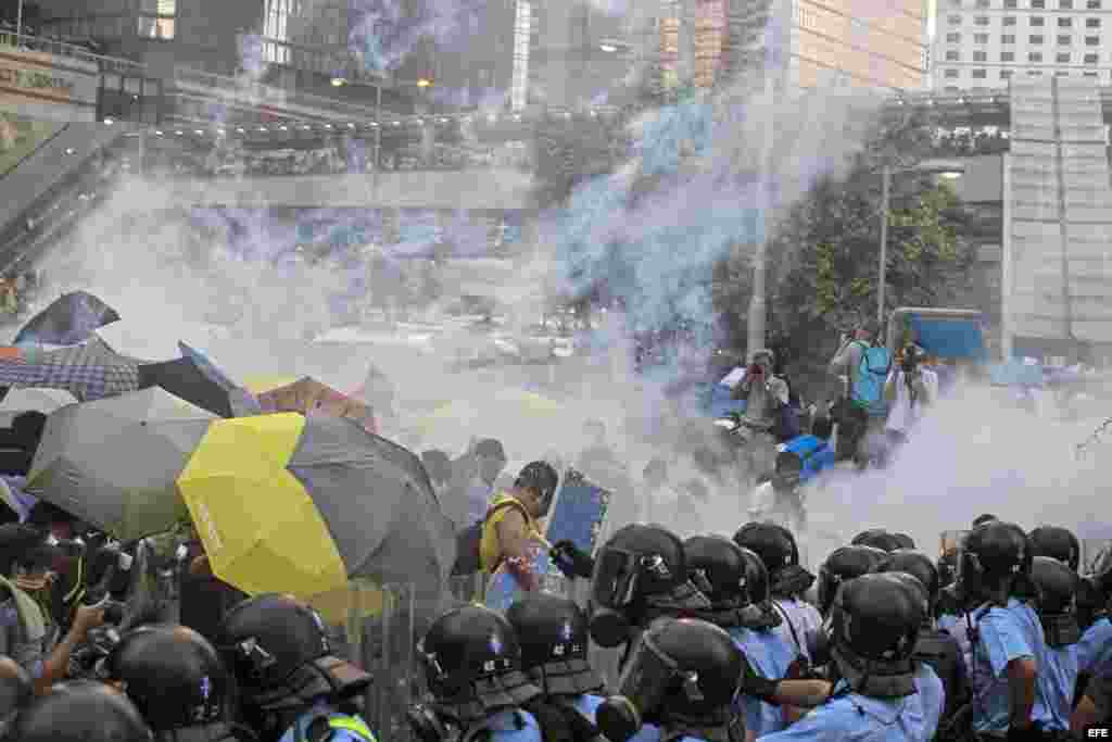 La policía de Hong Kong lanza gases contra los estudiantes. 
