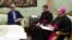 El secretario de Estado,John Kerry, junto al secretario de Estado vaticano, el arzobispo Pietro Parolin (d).