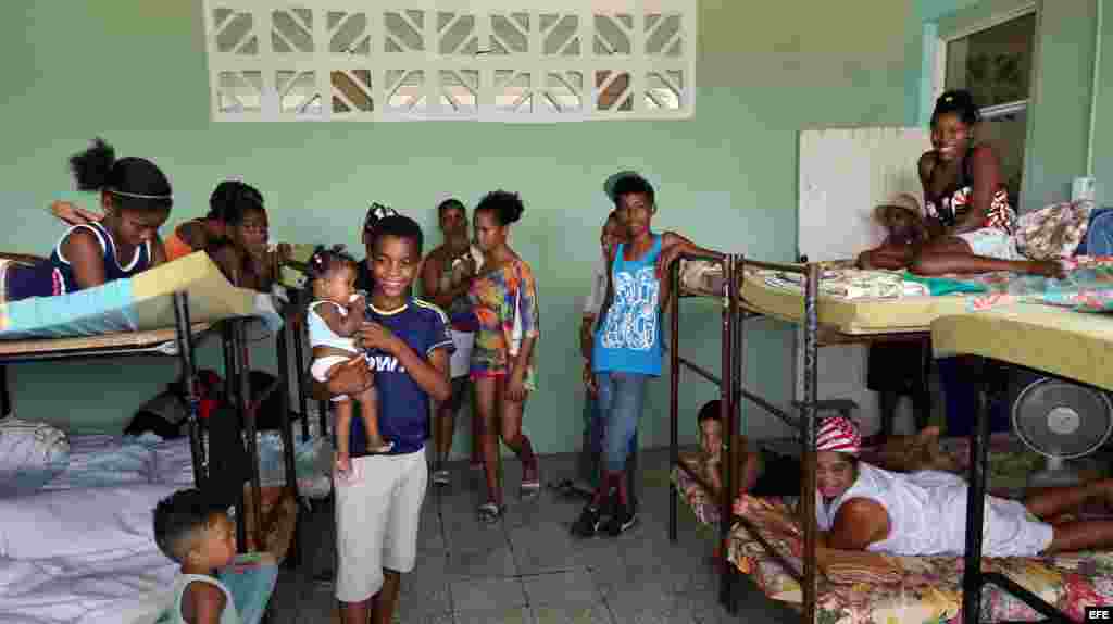 Varios evacuados descansan en una escuela preparada como albergue hoy, lunes 03 de octubre de 2016, en la ciudad de Guantánamo (Cuba), ante la proximidad del huracán Matthew. Seis provincias de Cuba se encuentran bajo "alarma ciclónica" a la espera del po
