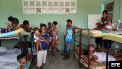 Varios evacuados descansan en una escuela preparada como albergue hoy, lunes 03 de octubre de 2016, en la ciudad de Guantánamo (Cuba), ante la proximidad del huracán Matthew. Seis provincias de Cuba se encuentran bajo "alarma ciclónica" a la espera del po
