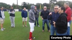 Varios buscadores de talento de Grandes Ligas observaron en FIU las demostraciones de los peloteros cubanos Guillermo Heredia y Luis Yander La O. Foto cortesía del periodista Jorge Ebro.