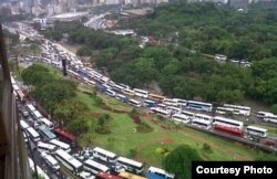Caracas se llenó de autobuses costeados por PDVSA para la "marea roja" de Maduro. Foto Iván Arteaga, El Nacional