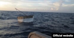 En este objeto flotante permanecieron a la deriva un mes 17 balseros cubanos.