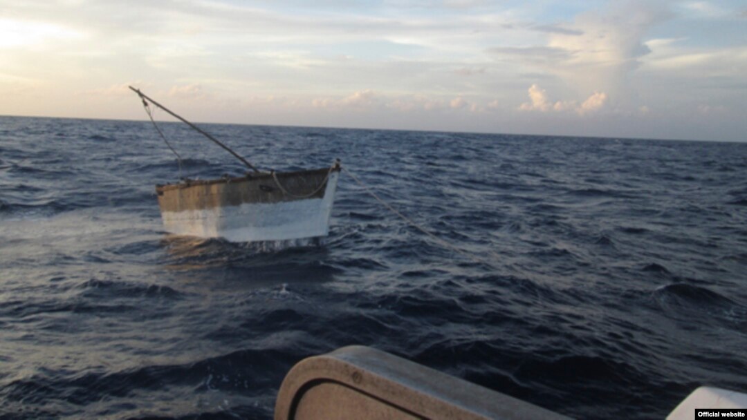 En esta embarcación permanecieron a la deriva casi un mes 17 balseros cubanos.