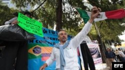 Taxistas de Ciudad de México se manifiestan frente a la embajada de Colombia, en la capital mexicana