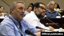 En esta foto de archivo. Kcho (der.) junto al fallecido Fidel Castro Díaz-Balart en una sesión de la Asamblea Nacional. 