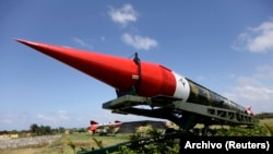 Un misil balístico de alcance medio SS-4 de la era soviética, desactivado y con capacidad nuclear, se exhibe en la fortaleza de La Cabaña en La Habana.