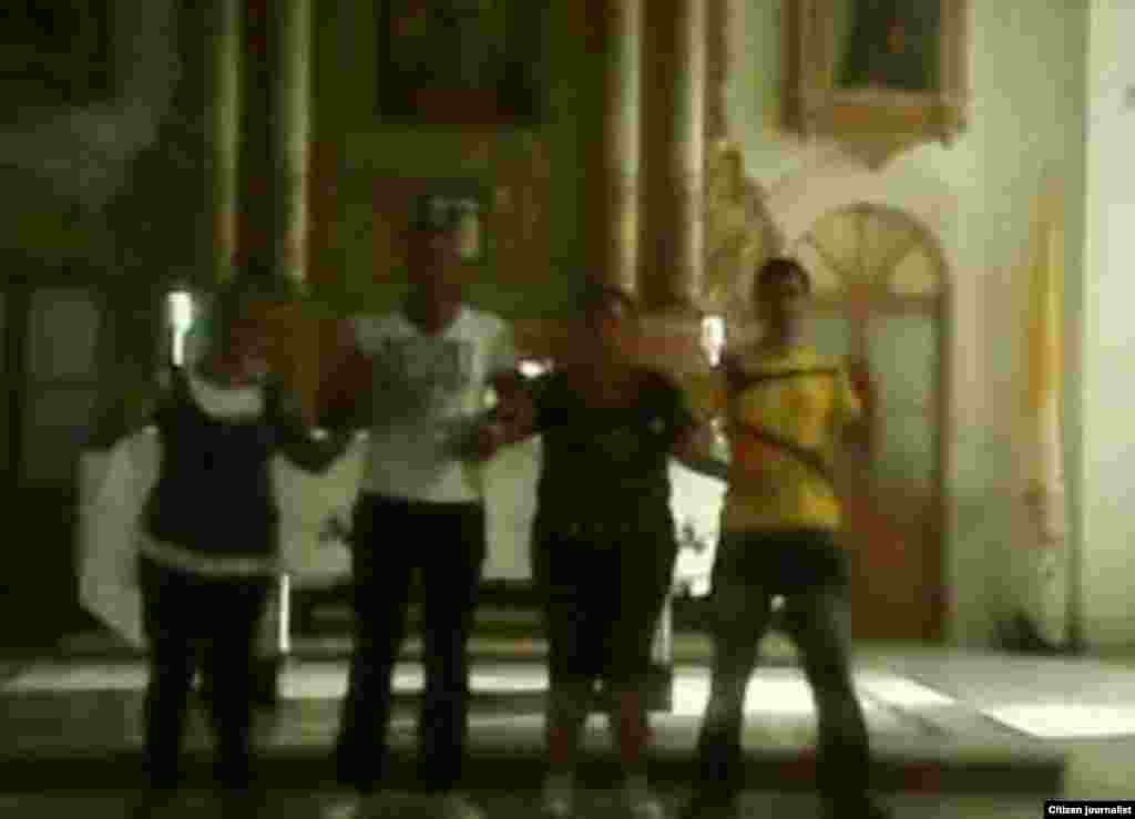 &nbsp;Activistas del PRC dentro del templo en la Catedral de Pinar del Río