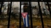 Una bandera cubana en un edifici0 en ruinas en La Habana Vieja. (Reuters/Norlys Perez)