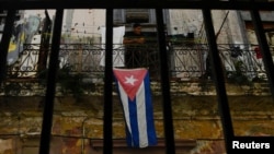 Una bandera cubana en un edifici0 en ruinas en La Habana Vieja. (Reuters/Norlys Perez)
