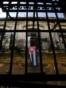 Una bandera cubana en un edifici0 en ruinas en La Habana Vieja. (Reuters/Norlys Perez)