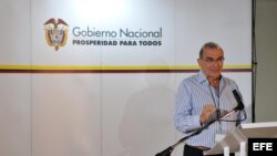 El jefe de la delegación de paz del Gobierno colombiano, Humberto de la Calle, lee un comunicado en el Palacio de Convenciones de La Habana (Cuba).  