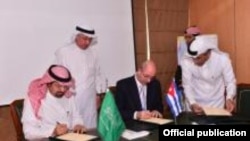 Foto oficial de la firma del acuerdo bilateral de salud el domingo en Riad.