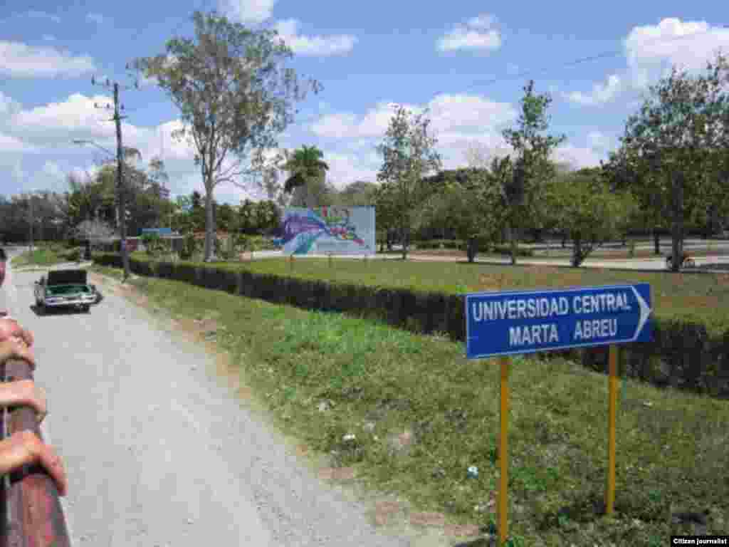 Reportero ciudadano José R. Borges llegando a la Universidad Martha Abreu de Las Villas en Santa Clara
