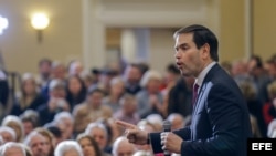  El aspirante republicano a la presidencia estadounidense Marco Rubio pronuncia un discurso durante un acto electoral celebrado en Spartanburg, Carolina del Sur, Estados Unidos, hoy 10 de febrero de 2016.