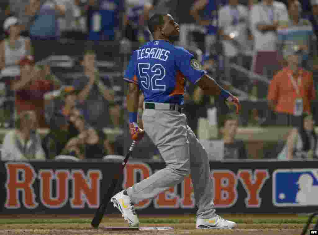 Yoenis Céspedes observa después de batear su noveno jonrón en el Clásico de Cuadrangulares de las Estrellas de las Grandes Ligas el 15 de julio de 2013 en el Citi Field de Flushing, Nueva York. El cubano ganó la competencia ese año y repitió en 2014. &nbsp;