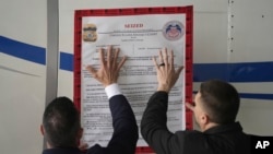 Notificación de incautación es colocada en el avión del gobierno de Venezuela en el aeropuerto La Isabela, en Santo Domingo, República Dominicana, el 6 de febero de 2025. (AP/Mark Schiefelbein).