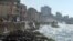 Las olas del mar rompen contra el muro del malecón habanero. 
