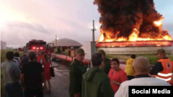 Autoridades de Matanzas acudieron el viernes al sitio del incendio, tras la explosión del primer tanque de combustible.