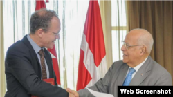  Excmo. Sr. Henrik Bramsen Hahn, Embajador del Reino de Dinamarca en Cuba y el vicepresidente del Consejo de Ministros, Ricardo Cabrisas celebran la firma del acuerdo.
