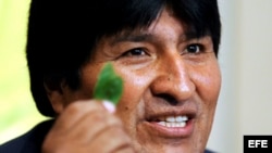 El presidente de Bolivia, Evo Morales, muestra una hoja de coca. Foto de archivo.