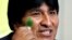 El presidente de Bolivia, Evo Morales, muestra una hoja de coca. Foto de archivo.