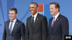 El secretario general de la OTAN, Anders Fogh Rasmussen (i), el presidente estadounidense, Barack Obama (c), y el primer ministro británico, David Cameron (d), posan juntos durante la cumbre de la OTAN en el hotel Celtic Manor cerca de Newport (Gales, Rei
