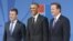 El secretario general de la OTAN, Anders Fogh Rasmussen (i), el presidente estadounidense, Barack Obama (c), y el primer ministro británico, David Cameron (d), posan juntos durante la cumbre de la OTAN en el hotel Celtic Manor cerca de Newport (Gales, Rei