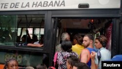 El transporte público es uno de los sectores más afectados por la crisis de combustible en Cuba. (REUTERS/Alexandre Meneghini)