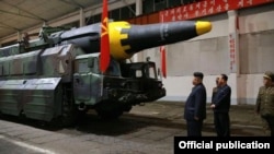 En esta foto de la agencia oficial norcoreana KCNA Kim Jong Un inspecciona un misil balístico. (Archivo)
