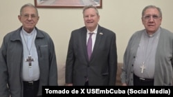 La Embajada de los Estados Unidos en Cuba mostró una imagen de la reunión de su Jefe de Misión, Mike Hammer, con el Cardenal Juan de la Caridad García Rodríguez y el actual Presidente de la Conferencia Cubana de Obispos Monseñor Arturo González Amador.