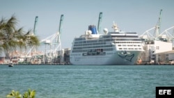El crucero Adonia de la nueva línea de Carnival, Fathom, anclado en el puerto de la Terminal de Cruceros de Miami.