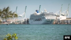 El crucero Adonia de la nueva línea de Carnival, Fathom, anclado en el puerto de la Terminal de Cruceros de Miami (13 de abril, 2016).