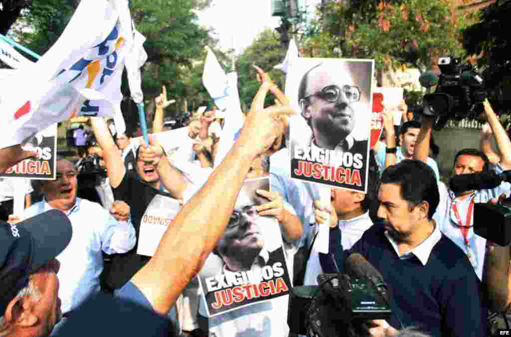 Un grupo de militantes de la Unión Demócrata Independiente (UDI) se congrega frente a la embajada de Cuba en Santiago de Chile. 