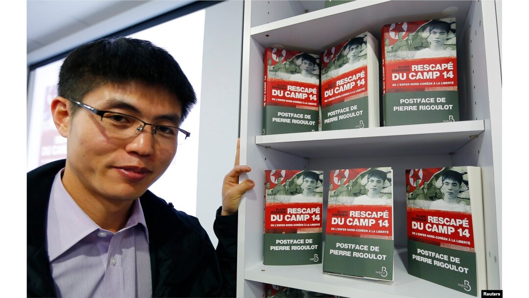 Shin Dong-hyuk posa con su libro "Escape del Campamento 14".