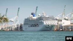 El crucero Adonia de la nueva línea de Carnival, Fathom, está anclado en el puerto de la Terminal de Cruceros de Miami, Florida.