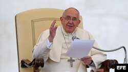 Papa Francisco mientras preside audiencia general.