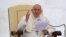 Papa Francisco mientras preside audiencia general.