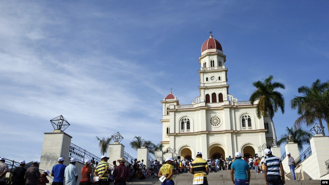  Fieles asisten a una misa oficiada por el papa Francisco, martes 22 de septiembre de 2015, en la Basílica Menor del Santuario de Nuestra Señora de la Caridad del Cobre en Santiago (Cuba). 
