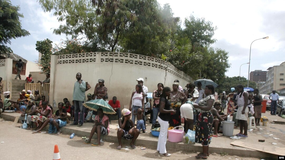  Varias personas esperan consulta a las puertas del Hospital Pediátrico de Luanda. 