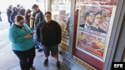 Varias personas esperan para ver el estreno de "The Interview" en el Plaza Theater de Atlanta, Georgia (25 de diciembre, 2014). 