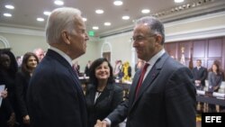 El vicepresidente estadounidense Joseph Biden (i) saluda al alcalde de Rotterdam, Ahmed Aboutaleb, antes de la mesa de negociaciones sobre Respuesta a la Violencia Extremista. En la Casa Blanca, Washington, 17 de febrero. 