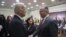 El vicepresidente estadounidense Joseph Biden (i) saluda al alcalde de Rotterdam, Ahmed Aboutaleb, antes de la mesa de negociaciones sobre Respuesta a la Violencia Extremista. En la Casa Blanca, Washington, 17 de febrero. 