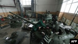 Una planta de ensamblaje de tanques en Kiev. Foto Archivo
