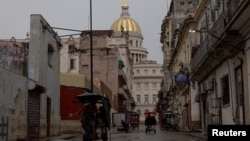 Bicitaxis recorren una calle de La Habana, en las inmediaciones del Capitolio, en septiembre de 2026. (REUTERS/Ricardo Arduengo)