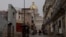 Bicitaxis recorren una calle de La Habana, en las inmediaciones del Capitolio, en septiembre de 2026. (REUTERS/Ricardo Arduengo)