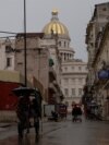 Bicitaxis recorren una calle de La Habana, en las inmediaciones del Capitolio, en septiembre de 2026. (REUTERS/Ricardo Arduengo)