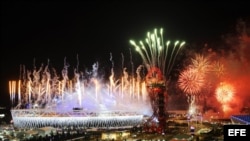 Juegos pirotécnicos son encendidos en el estadio olímpico, en la ceremonia de clausura de los Juegos Olímpicos. 